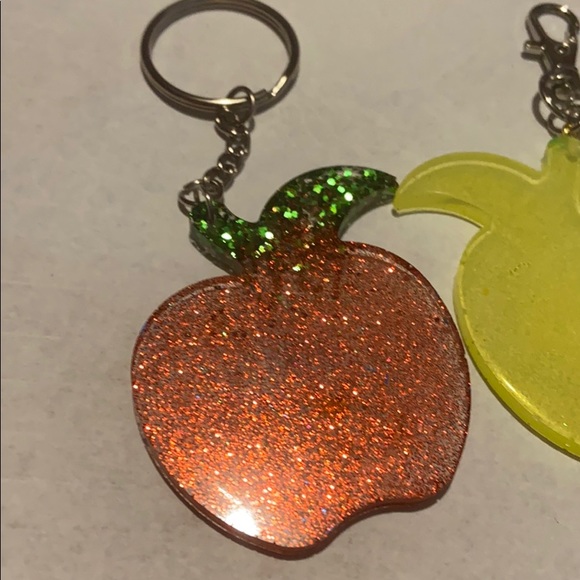 2x Apples - Picture 2 of 3